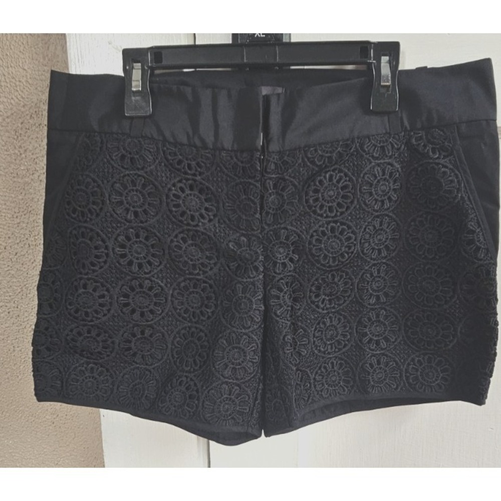The Limited‎ black floral pattern crochet lace tailored shorts womans 6